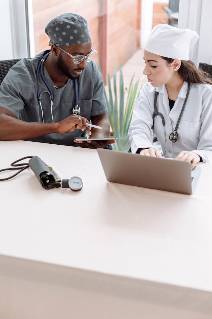 Dos médicos usando una historia clínica electrónica Dos médicos usando una historia clínica electrónica